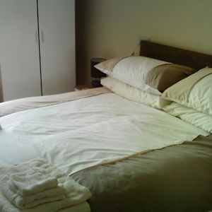 Zimmer mit Kingsize-Bett