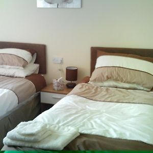 Zimmer mit zwei Einzelbetten